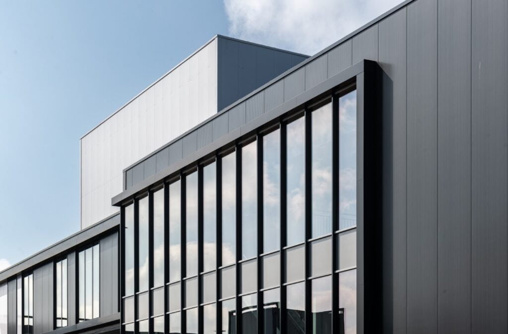 Kantoorpand met grote glazen ramen en moderne architectuur, gebouwd door JCVANKESSEL BOUW voor zakel.