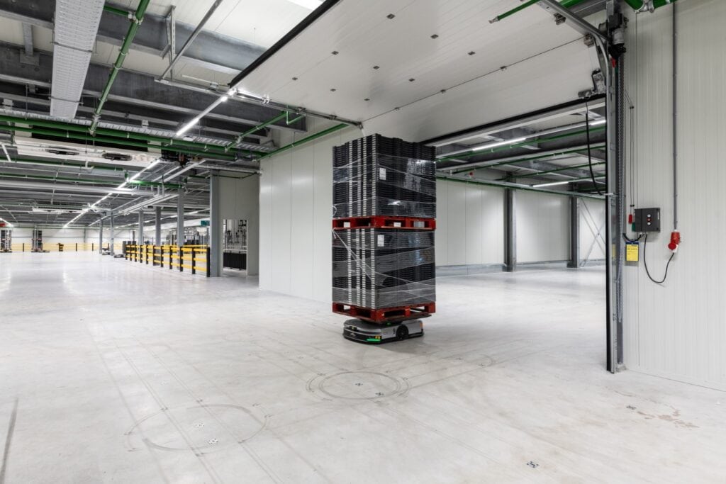 Geavanceerde magazijnrobot in een modern magazijn voor efficiënte logistiek.