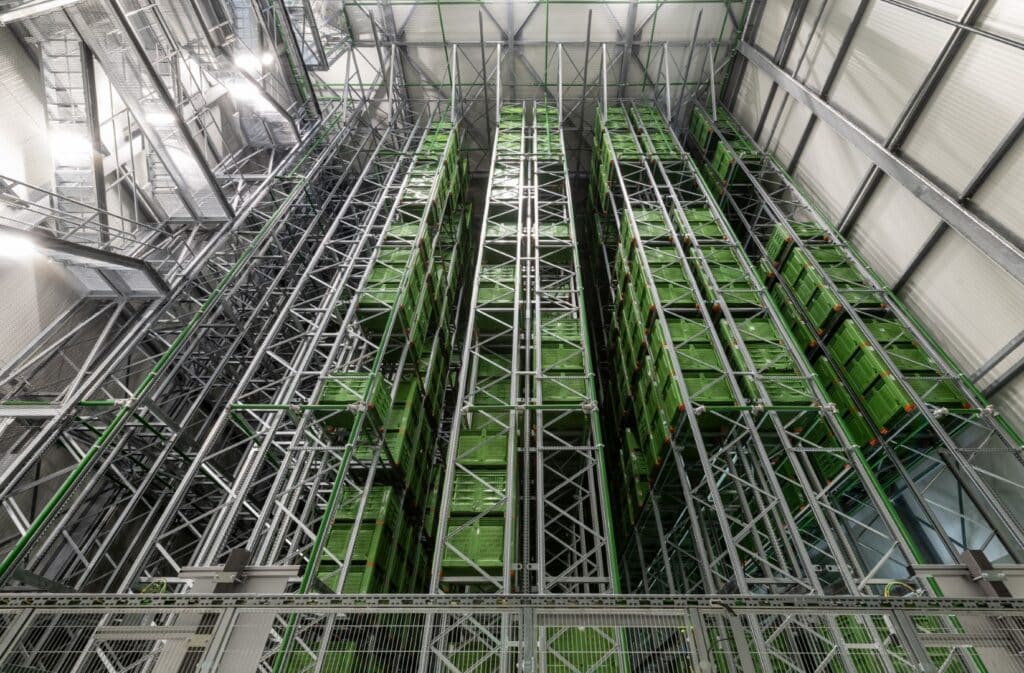 Opname van industriële opslag- en logistieke constructies met staal en groen gekleurde platformen.