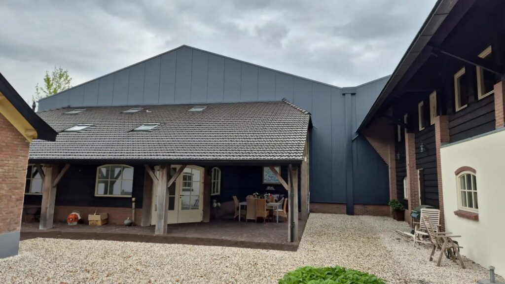 Moderne bouwconstructie met houten en metalen elementen.