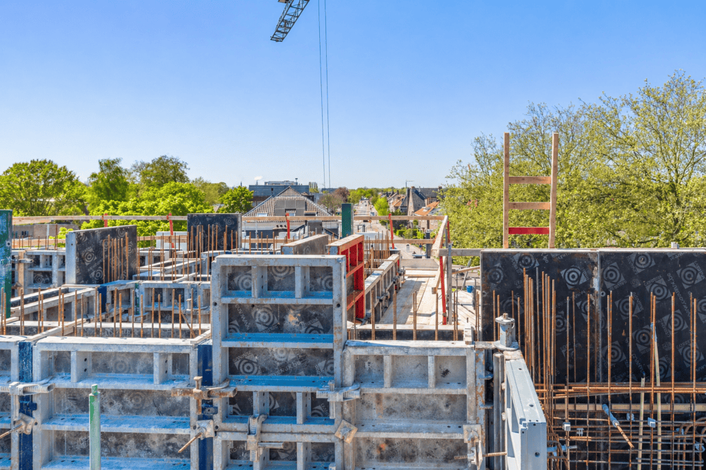 Constructie van een nieuw gebouw door JCVANKESSEL BOUW in Nederland.