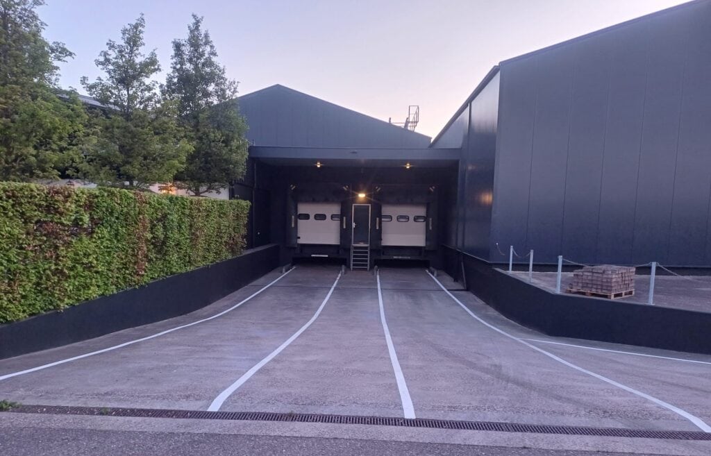 Moderne gevel en laadperron van JCVANKESSEL BOUW.