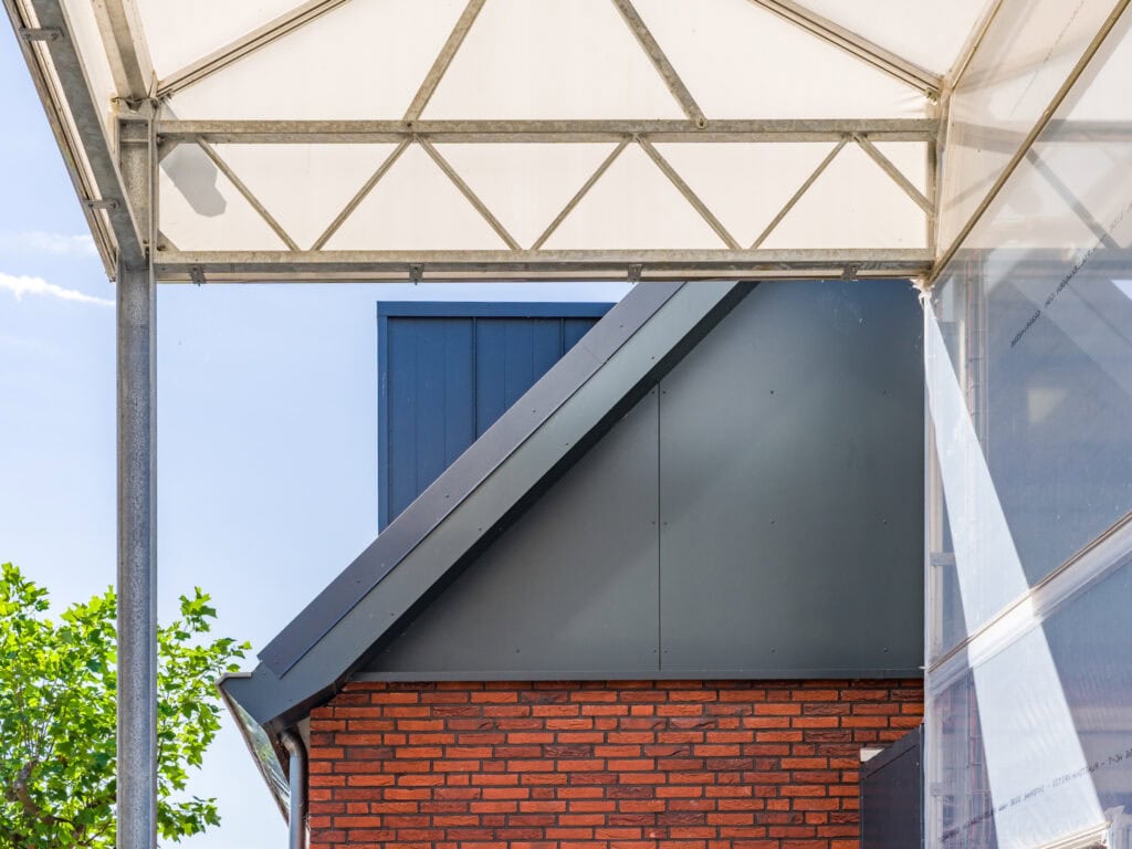 Moderne woning met gevelbekleding en dakoverkapping in Nederland.