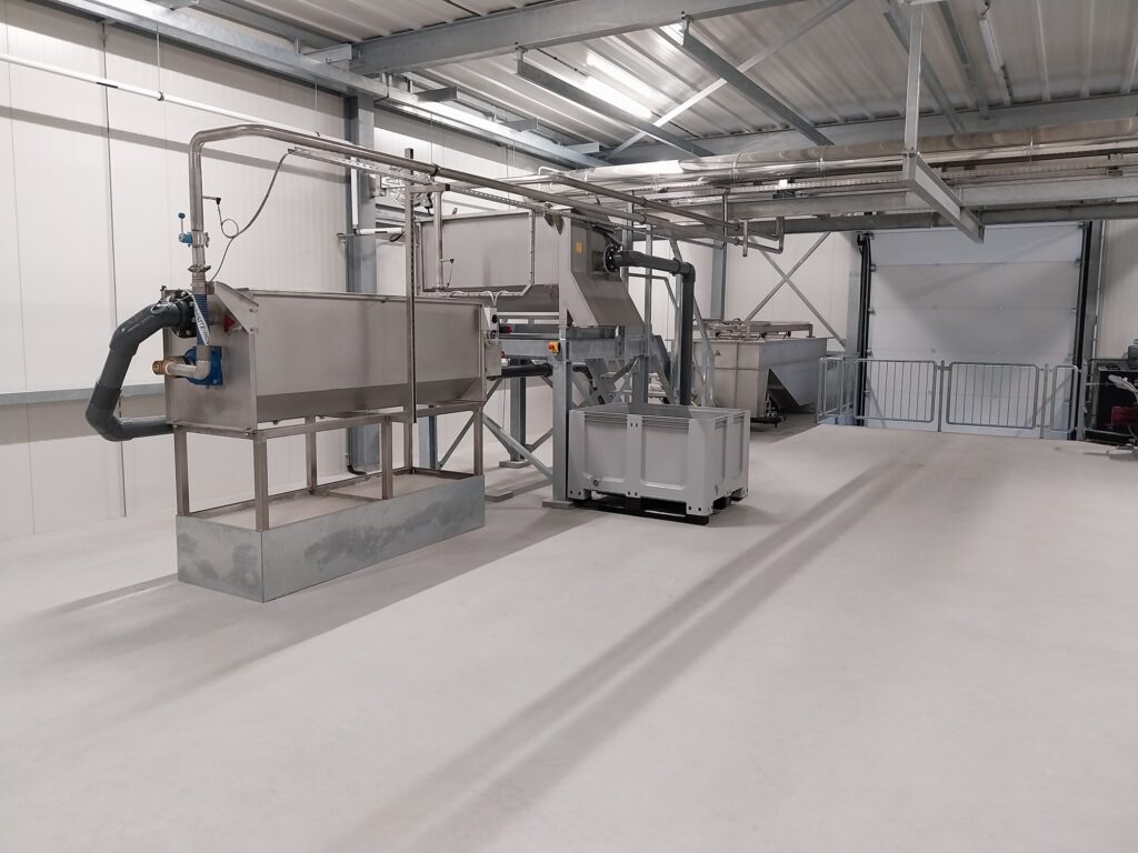 Industriële tankreinigingsinstallatie in een schone werkruimte.