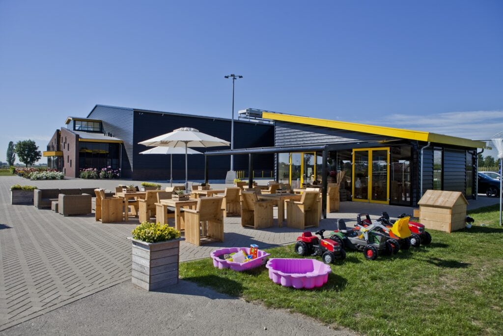 Buitengevel van JCVANKESSEL BOUW met speelruimte voor kinderen.