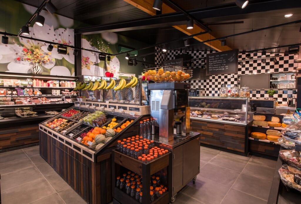 Supermarkt interieur met vers fruit en groente, kleurrijk en goed georganiseerd.