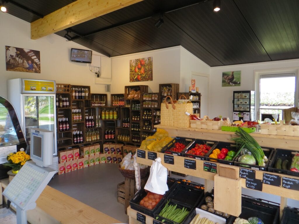 Binnenkant van een lokale winkel met verse groenten en producten.