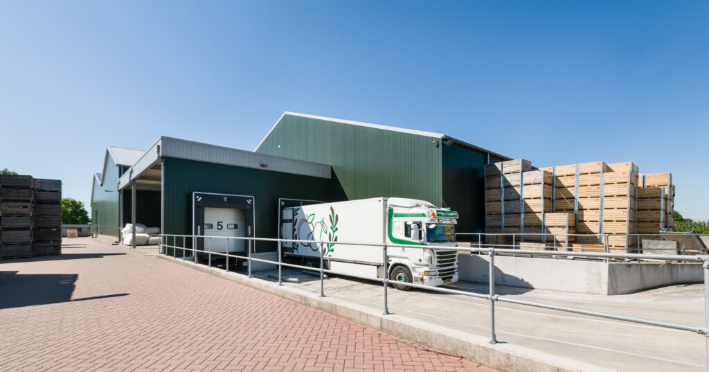 Moderne bouwfaciliteit van JCVANKESSEL BOUW met vrachtwagen en opslag.