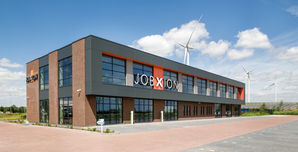 Modern kantoorgebouw van JobXion gebouwd door JCVANKESSEL BOUW.