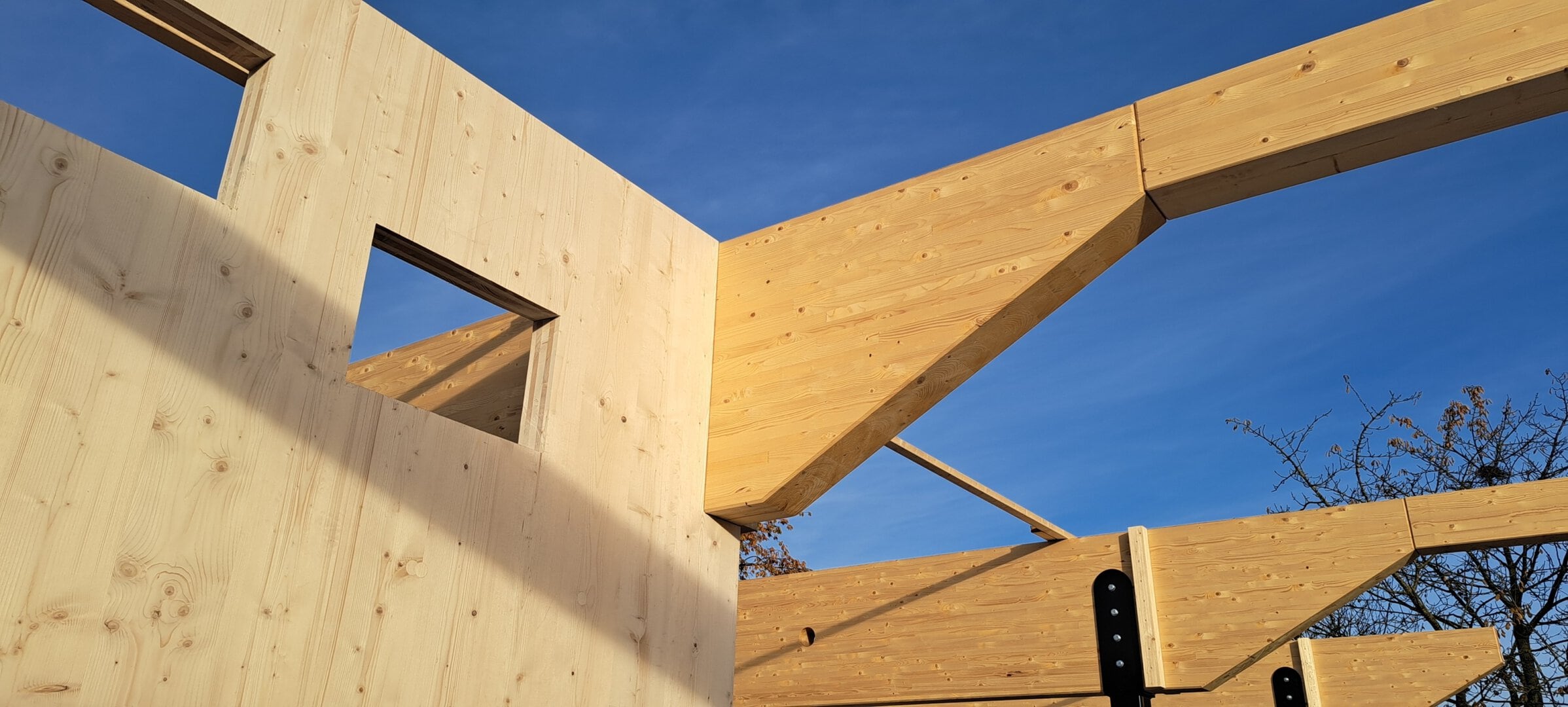 Constructie van houten frame en gevels bij JCVANKESSEL BOUW site.