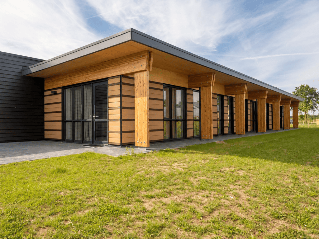 JCVANKESSEL BOUW moderne houten gevel met lange veranda.